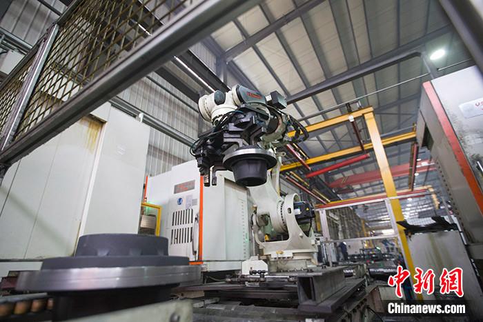 一汽车配件厂的机器人正在作业