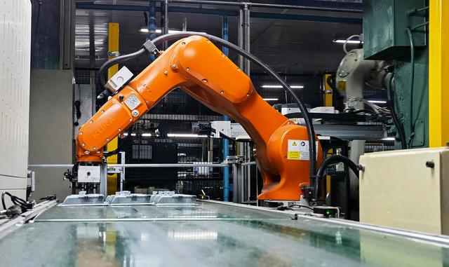 库卡机器人实现全自动化生产