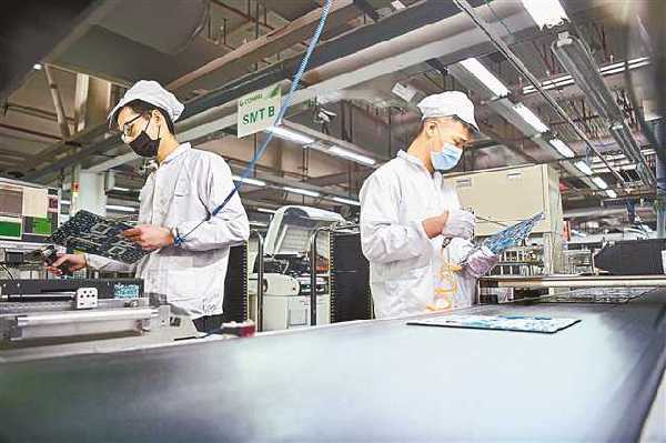 2月24日，重庆仁宝公司，工人正在自动化生产线上忙碌。记者 谢智强 摄/视觉重庆