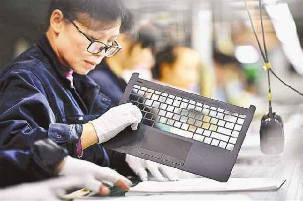 2月24日，重庆宇海精密制造股份有限公司，工人正在检查生产线上的笔电零件。记者 谢智强 摄/视觉重庆