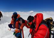 中国科考队员完成世界海拔最高自动气象站的架设 