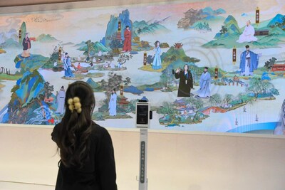图为参观者在第十八届中国（深圳）国际文化产业博览交易会上体验人工智能技术。图片供新华社使用。