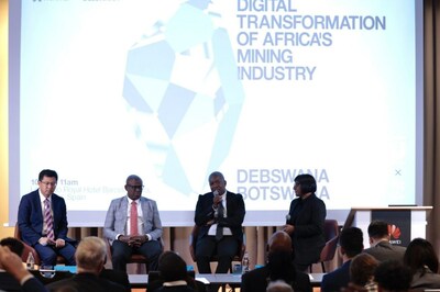 2023年2月28日，在2023年巴塞罗那世界通信展（MWC）期间，博茨瓦纳Debswana华为，联合发布了全球首个面向5G演进的智能钻石矿山项目。当天，博茨瓦纳通信、知识和技术部长，Thulagano M. Segokgo阁下（左二），Debswana公司信息管理总监Molemisi Nelson Sechaba（左三），华为煤矿军团首席技术官徐军出席了主题为“非洲矿业数字化转型：来自博茨瓦纳Debswana的经验”的媒体圆桌会议。