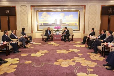 布勒集团董事会主席卡尔文-葛礼德与无锡市长赵建军出席了签约仪式