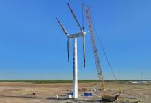 中国华能自主研制的世界首台串列式双风轮风机成功吊装