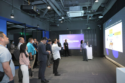 与会近50家中国本地合作伙伴的业务及技术领导观看IBM的技术演示