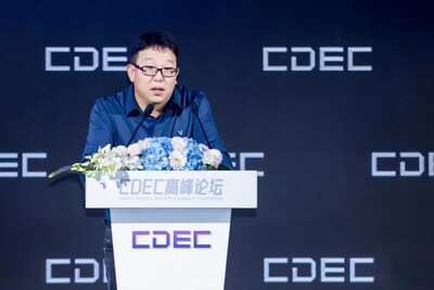 图为完美世界联席CEO兼总裁、完美世界游戏CEO鲁晓寅发表演讲