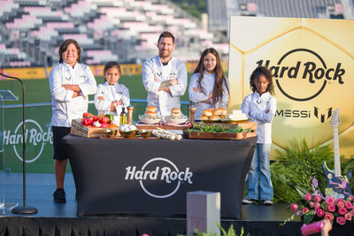 Hard Rock International 携全球品牌大使 Leo Messi 在佛罗里达州塞米诺尔部落和南佛罗里达州当地社区儿童的帮助下，于 10 月 2 日在 DRV PNK 体育场举行的启动仪式上宣布了首份 Messi 儿童菜单 -- The Hard Rock Messi 儿童菜单 。(AJ Shorter / Hard Rock International)