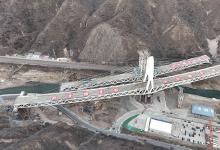 世界首例曲线钢桁斜拉特大桥成功实现双幅高空同步转体对接
