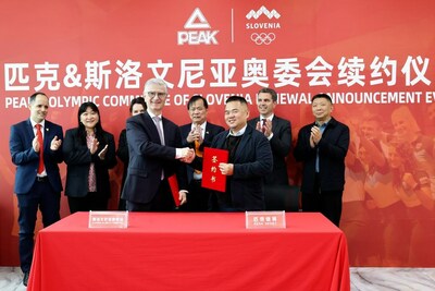 匹克CEO许志华与斯洛文尼亚奥委会主席弗兰尼奥·博比纳奇签署合作协议。