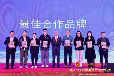 立邦中国TUC事业群家装事业部副总裁查毅敏出席颁奖仪式（右三）
