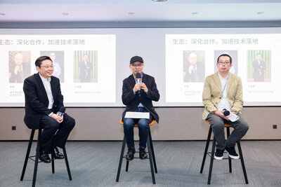 神州数码副总裁、首席技术官李刚（左二）、英迈中国战略发展部副总裁刘然（右一）、IBM中国开发中心总经理吉燕勇（左一）与媒体和分析师交流