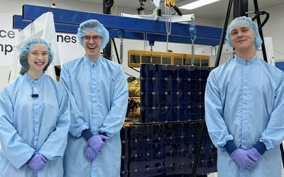 悉尼科技大学（UTS）工程学院的学生 Liv，John 和Jacob在Space Machines Company实习建造Optimus卫星。照片与Jessica Lo拍摄（美通社/悉尼科技大学）