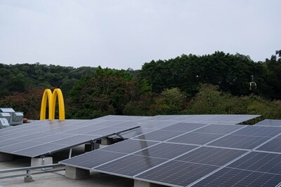 广州云山天地餐厅配备太阳能光伏设备， 年发电量约5.5万度，满足餐厅全部照明用电需求，并通过储能设备实现绿色能源全天候高效供能