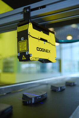 Cognex In-Sight L38 安装在装配线中，以 3D 方式检测产品。