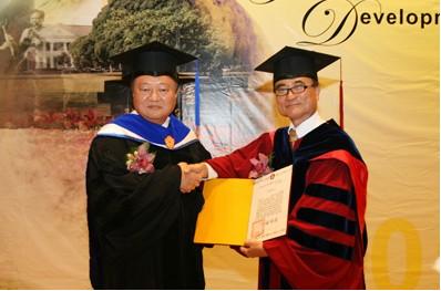 台湾成功大学校长赖明诏院士颁授名誉工学博士学位证书给郑崇华董事长（左）