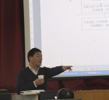 王志良教授现场与高校教师互动，对物联网相关知识答疑解惑