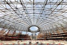 北京新机场航站楼钢结构顺利封顶，结构复杂，施工难度极大