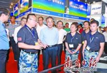 胡春华前参观首届广东国际机器人及智能装备博览会
