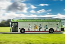 英国首辆生态公交车上路 以人类粪便为燃料来源