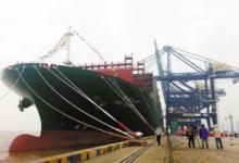 世界最大集装箱船首航宁波港