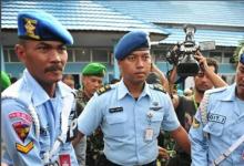 印尼搜救部门官员12日说，已打捞起失事亚航客机的黑匣子