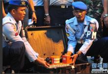 印尼搜救人员打捞起亚航失事客机驾驶舱话音记录器