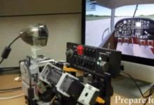 人形机器人模拟驾驶飞机 飞行技术可达真人标准