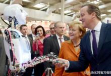 英国机器人在德国展览会与卡梅伦握手