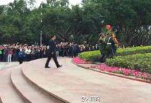 李克强5日上午在深圳向邓小平铜像敬献花篮