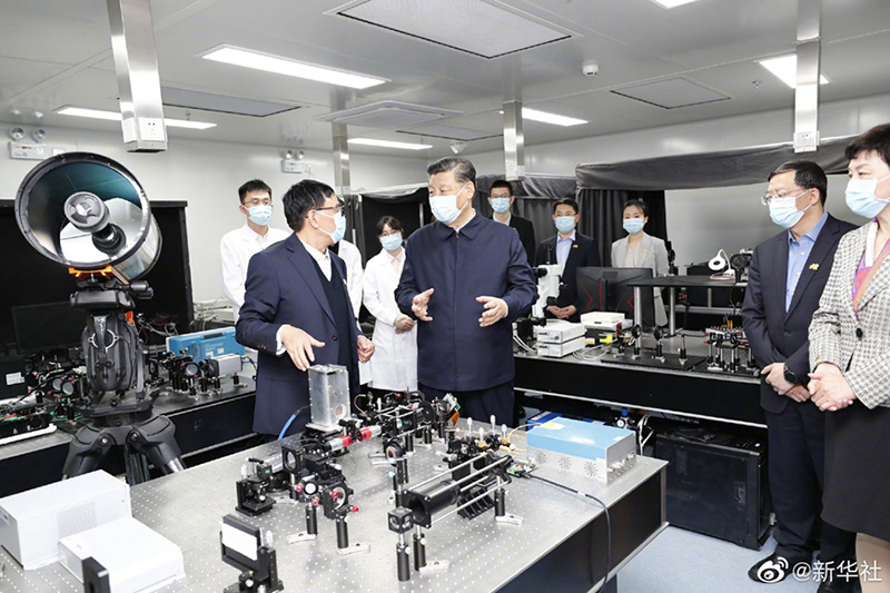 习近平视察清华大学自动化系成像与智能技术实验室