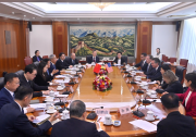 郑栅洁主任与美国加利福尼亚州州长纽森会谈并共同签署关于低碳发展和绿色转型合作的谅解备忘录