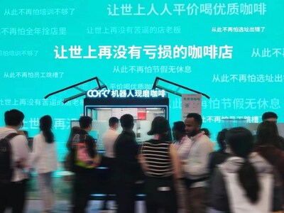 机器人咖啡COFE+前络绎不绝的人流 机器人咖啡COFE+前络绎不绝的人流