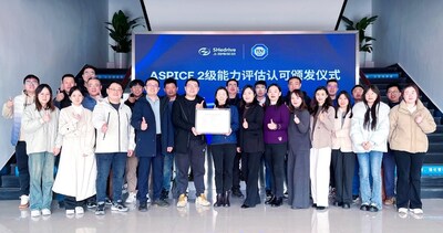 TÜV南德与上海电驱动双方代表颁证合影 TÜV南德与上海电驱动双方代表颁证合影