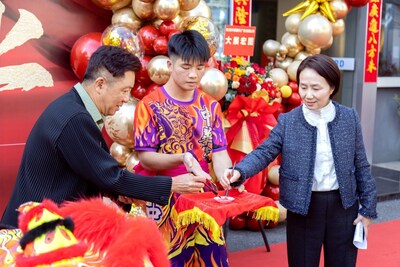 Bossard亚太区总裁&nbsp;Robert Ang 先生和柏中广东公司总经理薛泳女士为金狮点睛，庆祝新公司成立。