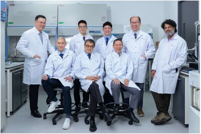 图片中:站立者从左至右分别为:Dr Brendan Pang, Dr Benedict Yan, Dr Brian Wang, Mr Jason Foo, Dr Venkateswaran Natarajan. 从左起依次就座的是: Dr Ian Cheong, Dr Lim Cheok Peng, Mr Kevin Lee 图片中:站立者从左至右分别为:Dr Brendan Pang, Dr Benedict Yan, Dr Brian Wang, Mr Jason Foo, Dr Venkateswaran Natarajan. 从左起依次就座的是: Dr Ian Cheong, Dr Lim Cheok Peng, Mr Kevin Lee
