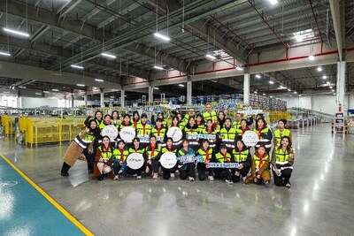 科技女生代表在女工程师的带领下参访欧莱雅苏州智能运营中心 科技女生代表在女工程师的带领下参访欧莱雅苏州智能运营中心