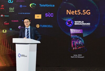 华为数据通信产品线副总裁邱月峰发表“AI WAN加速Net5.5G网络创新,全面迈向智能化时代”主题演讲 华为数据通信产品线副总裁邱月峰发表“AI WAN加速Net5.5G网络创新,全面迈向智能化时代”主题演讲