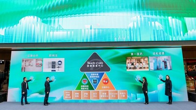 欧姆龙健康医疗中区高级总监郝庆国(左二)参与Touch-Care健康能量中心亮相环节 欧姆龙健康医疗中区高级总监郝庆国(左二)参与Touch-Care健康能量中心亮相环节