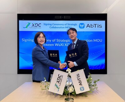 药明合联首席技术官朱梅英博士(左),AbTis首席执行官Tae Dong Han博士(右) 药明合联首席技术官朱梅英博士(左),AbTis首席执行官Tae Dong Han博士(右)
