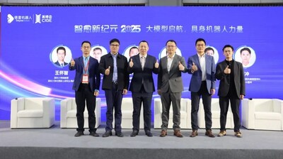 移远通信高级副总裁徐大勇(右二)受邀出席德壹AI具身机器人新品发布会 移远通信高级副总裁徐大勇(右二)受邀出席德壹AI具身机器人新品发布会