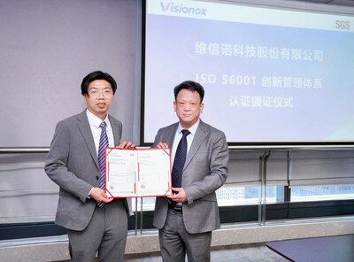 SGS中国区副总裁、管理与保证事业群总经理辛斌(右)为维信诺颁发SGS全球首张ISO 56001创新管理体系证书 SGS中国区副总裁、管理与保证事业群总经理辛斌(右)为维信诺颁发SGS全球首张ISO 56001创新管理体系证书