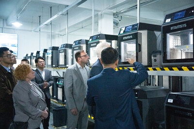 世界技能组织代表一行参观远铸智能3D打印服务工厂 世界技能组织代表一行参观远铸智能3D打印服务工厂
