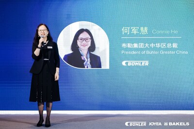 布勒集团大中华区总裁何军慧谈由衷地感谢客户伙伴们的支持与热情:“刚刚过去的2024年,尽管市场环境充满挑战,布勒的业务保持稳定,在一些领域还增长了市场份额。这些成果离不开广大客户朋友们的大力支持和信任。布勒始终致力于在中国不断创新。我们希望通过技术创新和优质服务,为食品行业的发展提供强有力的支持,并通过布勒在国内和国际的强大组织,助力客户出海开拓新的市场。” 布勒集团大中华区总裁何军慧谈由衷地感谢客户伙伴们的支持与热情:“刚刚过去的2024年,尽管市场环境充满挑战,布勒的业务保持稳定,在一些领域还增长了市场份额。这些成果离不开广大客户朋友们的大力支持和信任。布勒始终致力于在中国不断创新。我们希望通过技术创新和优质服务,为食品行业的发展提供强有力的支持,并通过布勒在国内和国际的强大组织,助力客户出海开拓新的市场。”