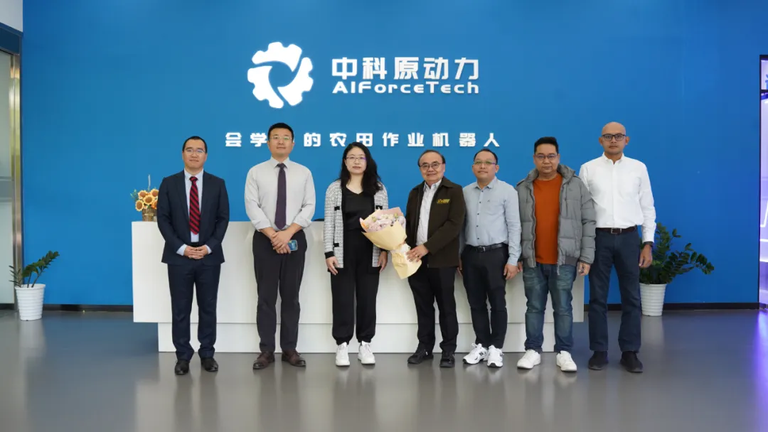 正大集团高管团队深度考察中科原动力及蔬菜无人农场群体智能联合实验室 共绘智慧农业国际合作新图景