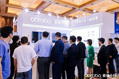 爱博合创展台及观众 爱博合创展台及观众