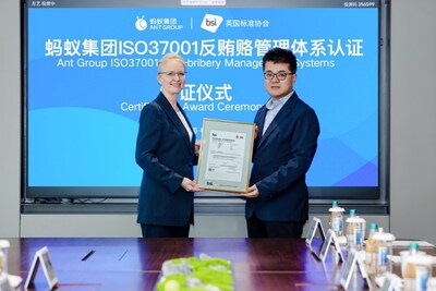 图左:BSI大中华区董事总经理石慕澜(Dr. Tatiana Schmollack-Tarasova);图右:蚂蚁集团首席法务官周志峰 图左:BSI大中华区董事总经理石慕澜(Dr. Tatiana Schmollack-Tarasova);图右:蚂蚁集团首席法务官周志峰