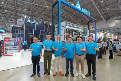 台达亮相COMPUTEX 2025,(右至左)台达电源及系统事业群总经理陈盈源、台达资通讯基础设施事业群总经理黄彦文、台达董事长暨首席执行官郑平、台达电源及零组件事业范畴执行副总裁史文景、台达风扇暨热传导事业群总经理蔡明熹、台达机电事业群副总经理巫泉兴于展位合影。 台达亮相COMPUTEX 2025,(右至左)台达电源及系统事业群总经理陈盈源、台达资通讯基础设施事业群总经理黄彦文、台达董事长暨首席执行官郑平、台达电源及零组件事业范畴执行副总裁史文景、台达风扇暨热传导事业群总经理蔡明熹、台达机电事业群副总经理巫泉兴于展位合影。