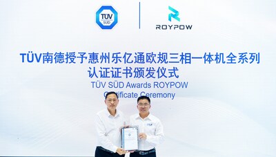 TÜV南德欧阳强友(右)授予乐亿通欧规三相一体机全系列产品认证证书 TÜV南德欧阳强友(右)授予乐亿通欧规三相一体机全系列产品认证证书