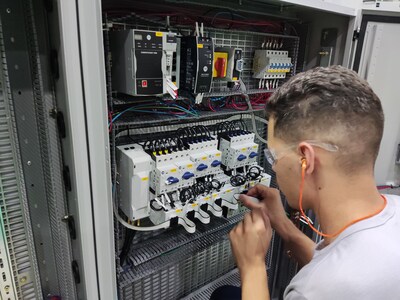 借助罗克韦尔自动化的 EtherNet/IP 柜内解决方案，Volga 将控制盘柜接线时间缩短了 66%